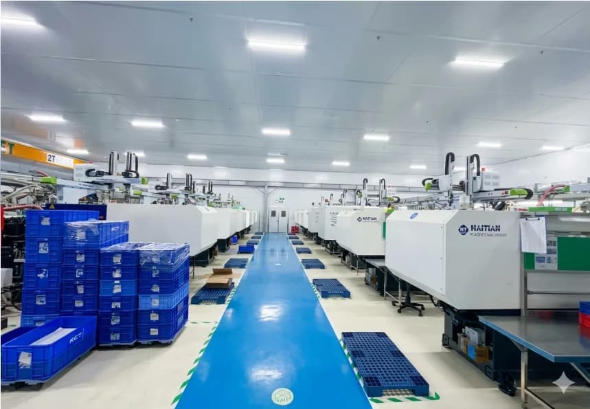 Haitian injection molding machines in the KCT VINA plastics workshop